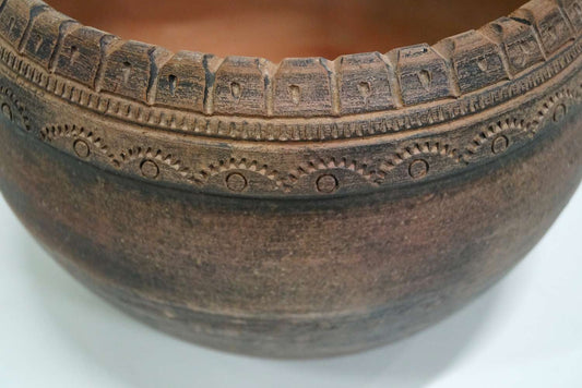 Clay pot with pattern board