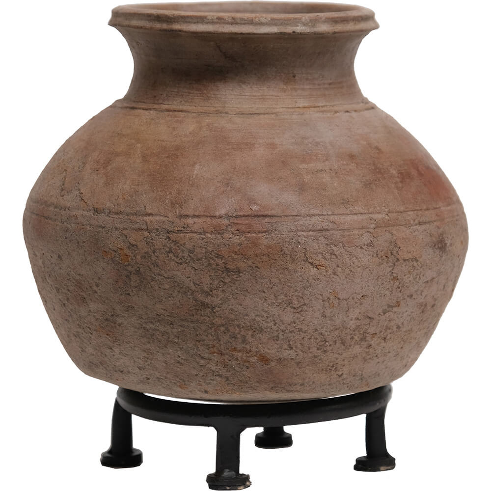 Clay pot on foot