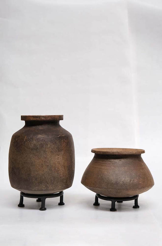 Clay pot on foot